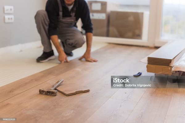 Fußbodenrenovierung – Altbelag entfernt